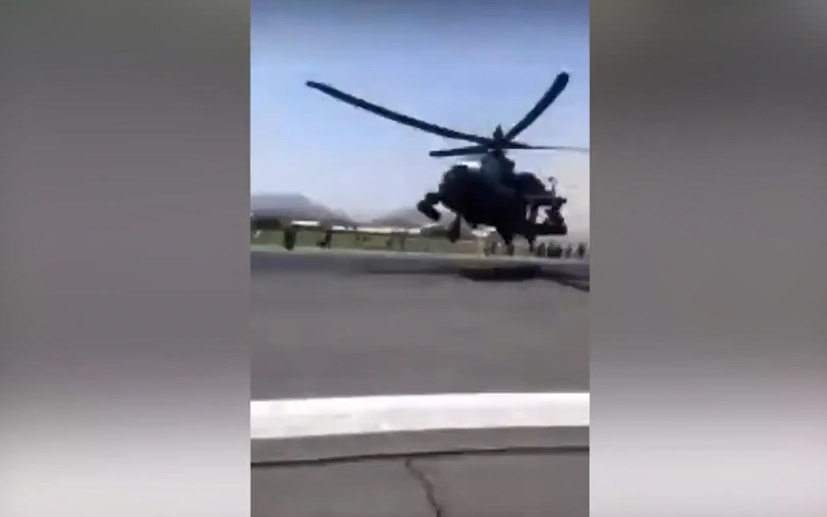 Trực thăng được huy động để giải tán đám đông tụ tập trên đường băng sân bay Kabul